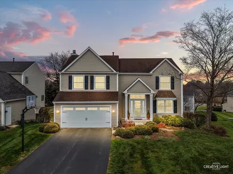 7 Falcon Ridge Ct, Algonquin, IL 60102