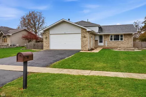 805 Cougar Ln, Oswego, IL 60543