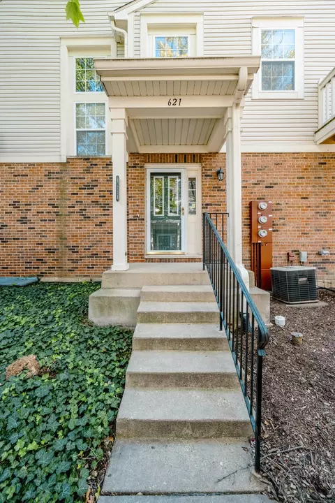 621 W Natalie Ln, Addison, IL 60101