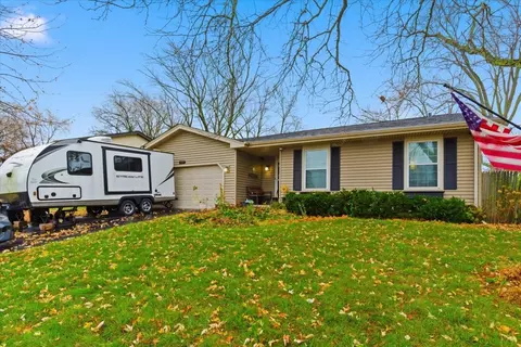 2105 Sprucewood Ln, Lindenhurst, IL 60046