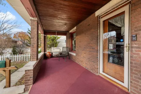 Exterior - 610 Watson St, Aurora, IL 60505 photo 3 of 4