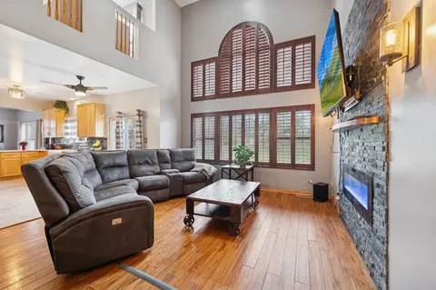 Living - Undisclosed, Oak Forest, IL 60452 photo 2 of 4