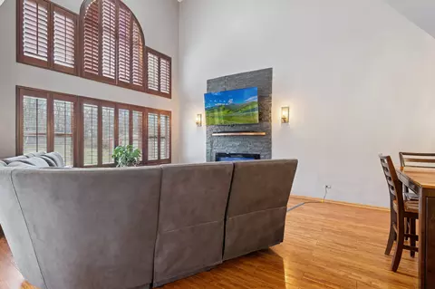Living - Undisclosed, Oak Forest, IL 60452 photo 3 of 4