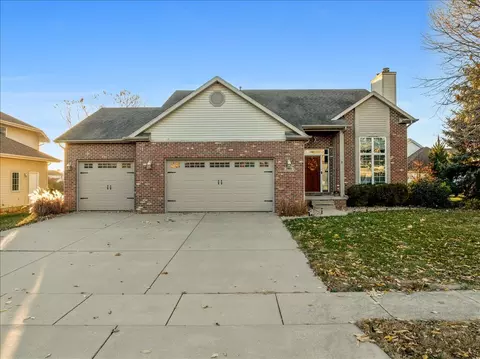 1410 Broad Creek Rd, Bloomington, IL 61704