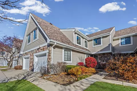 2526 Essex Dr, Northbrook, IL 60062