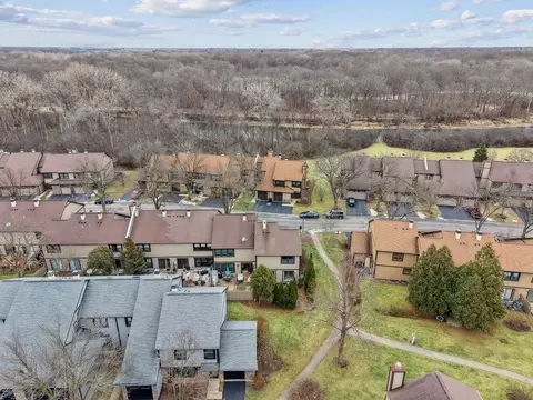 View/Area - 236 Shadowbend Dr, Wheeling, IL 60090 photo 5 of 6