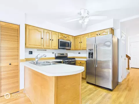 Kitchen - 236 Shadowbend Dr, Wheeling, IL 60090 photo 2 of 2