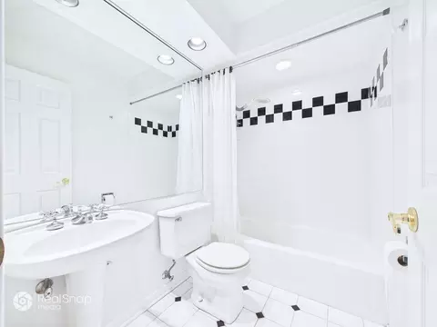 Bath - 236 Shadowbend Dr, Wheeling, IL 60090 photo 2 of 5