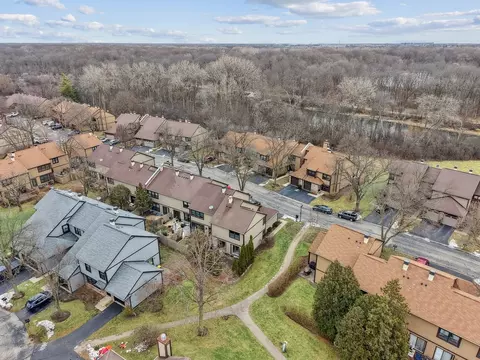 View/Area - 236 Shadowbend Dr, Wheeling, IL 60090 photo 4 of 6