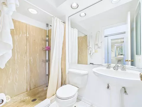 Bath - 236 Shadowbend Dr, Wheeling, IL 60090 photo 5 of 5