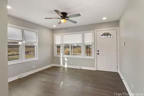 Living - 2610 S Thomas Ct, Mchenry, IL 60051 photo 2 of 3