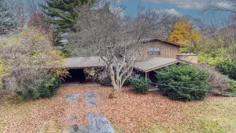 6410 Blackhawk Trl, Indian Head Park, IL 60525