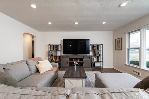 Living - 930 E 8th St, Lockport, IL 60441 photo 1 of 5