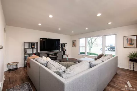 Living - 930 E 8th St, Lockport, IL 60441 photo 2 of 5