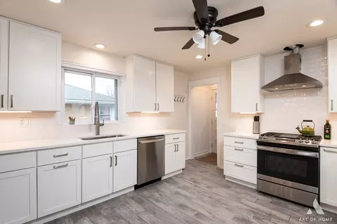 Kitchen - 930 E 8th St, Lockport, IL 60441 photo 2 of 5