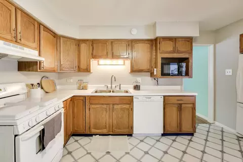 Kitchen - 1046 Martingale Dr, Bartlett, IL 60103 photo 2 of 3