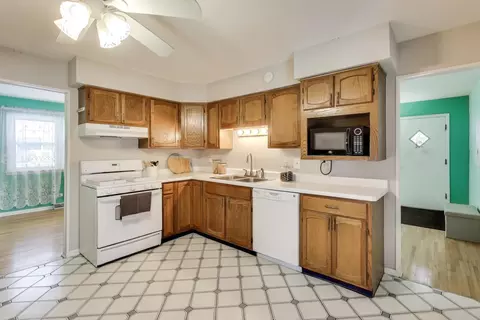 Kitchen - 1046 Martingale Dr, Bartlett, IL 60103 photo 1 of 3