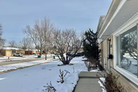 Exterior - 1411 Anthony Rd, Wheeling, IL 60090 photo 2 of 11