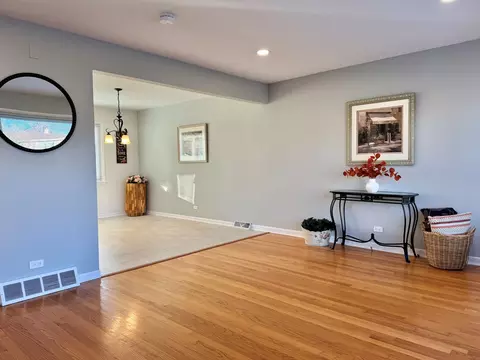 Living - 1411 Anthony Rd, Wheeling, IL 60090 photo 1 of 3