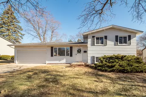 943 Cambridge Ln, Crystal Lake, IL 60014