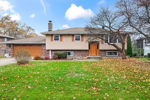 370 W Walnut St, Roselle, IL 60172