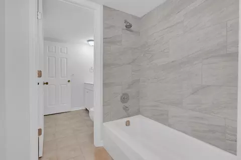 Bath - Undisclosed, Hoffman Estates, IL 60169 photo 3 of 4