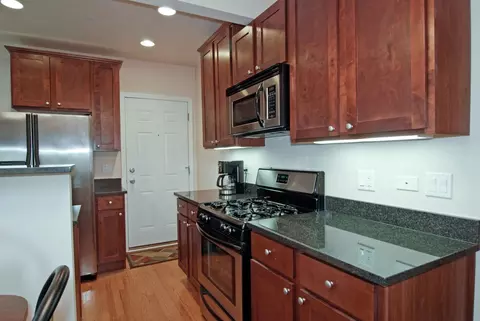 Kitchen - 56 Forest Ave #1N, Riverside, IL 60546 photo 3 of 5