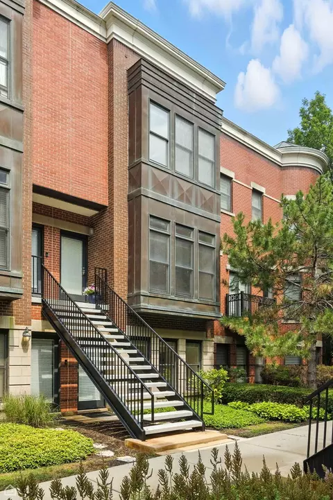 834 W Village Ct, Chicago, IL 60608