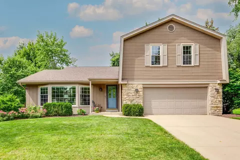 1211 Parliament Ct, Libertyville, IL 60048