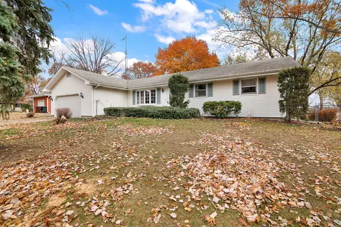 1611 Quail Dr, Saint Anne, IL 60964