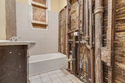 Bath - 7356 S Champlain Ave, Chicago, IL 60619 photo 1 of 2