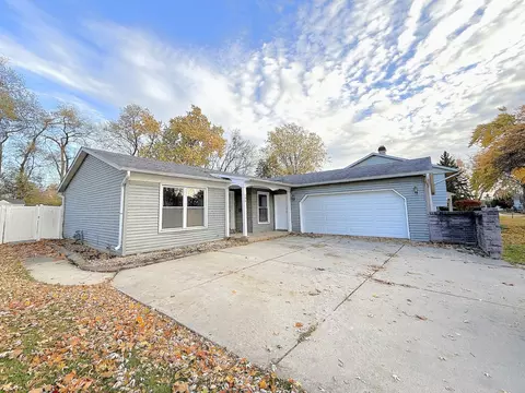 196 Green Ct, Streamwood, IL 60107