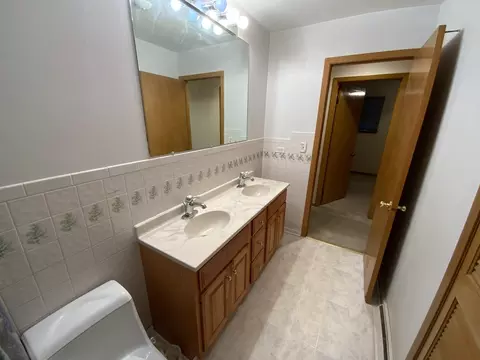 Bath - 14920 Wentworth Ave, Dolton, IL 60419 photo 4 of 6
