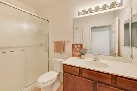Bath - 1129 Drury Ln, Aurora, IL 60502 photo 2 of 3