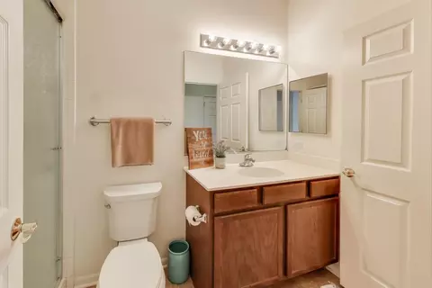 Bath - 1129 Drury Ln, Aurora, IL 60502 photo 3 of 3