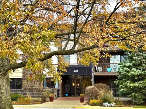 470 Raintree Ct #3L, Glen Ellyn, IL 60137