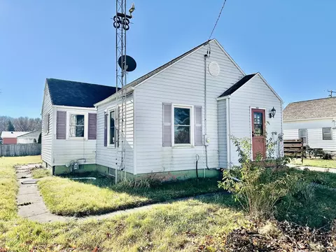 303 E 1st St, Cedar Point, IL 61316 photo 1