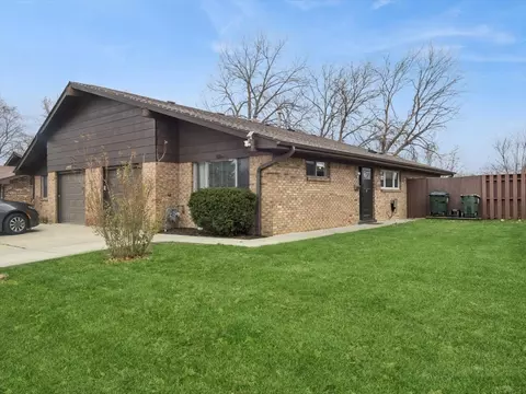 1220 Fulton Dr, Streamwood, IL 60107