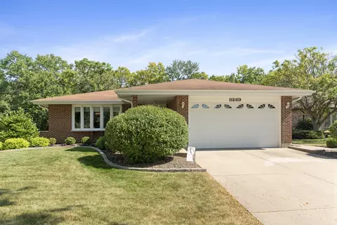 8269 Meadowwood Ave, Woodridge, IL 60517