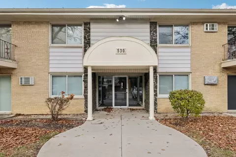 530 Chase Dr #4, Clarendon Hills, IL 60514