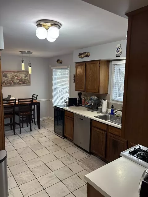 Kitchen - 1730 Tanglewood Dr, Algonquin, IL 60102 photo 2 of 3