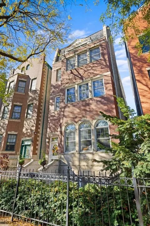 2852 N Damen Ave #1, Chicago, IL 60618