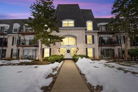 5200 Carriageway Dr #302, Rolling Meadows, IL 60008