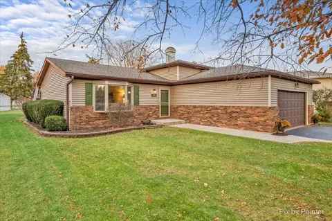 890 Greenfield Ave, South Elgin, IL 60177