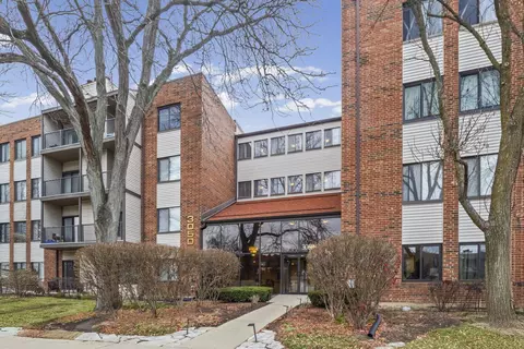 3050 Pheasant Creek Dr #305, Northbrook, IL 60062