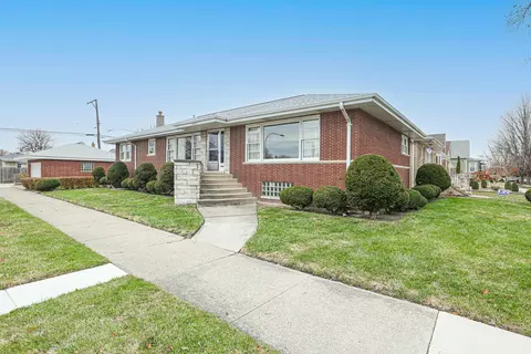 5556 S Tripp Ave, Chicago, IL 60629