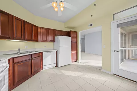 Kitchen - 3115 Town Square Dr #206, Rolling Meadows, IL 60008 photo 3 of 3