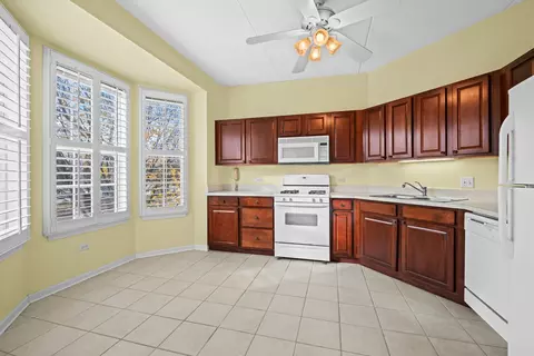 Kitchen - 3115 Town Square Dr #206, Rolling Meadows, IL 60008 photo 1 of 3