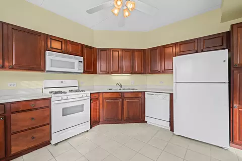 Kitchen - 3115 Town Square Dr #206, Rolling Meadows, IL 60008 photo 2 of 3