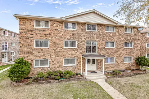 5840 W 77th St #302, Burbank, IL 60459